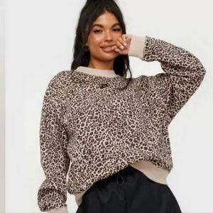 Nike NWOT leopard/cheeteh cropped sweat shirt sz M
